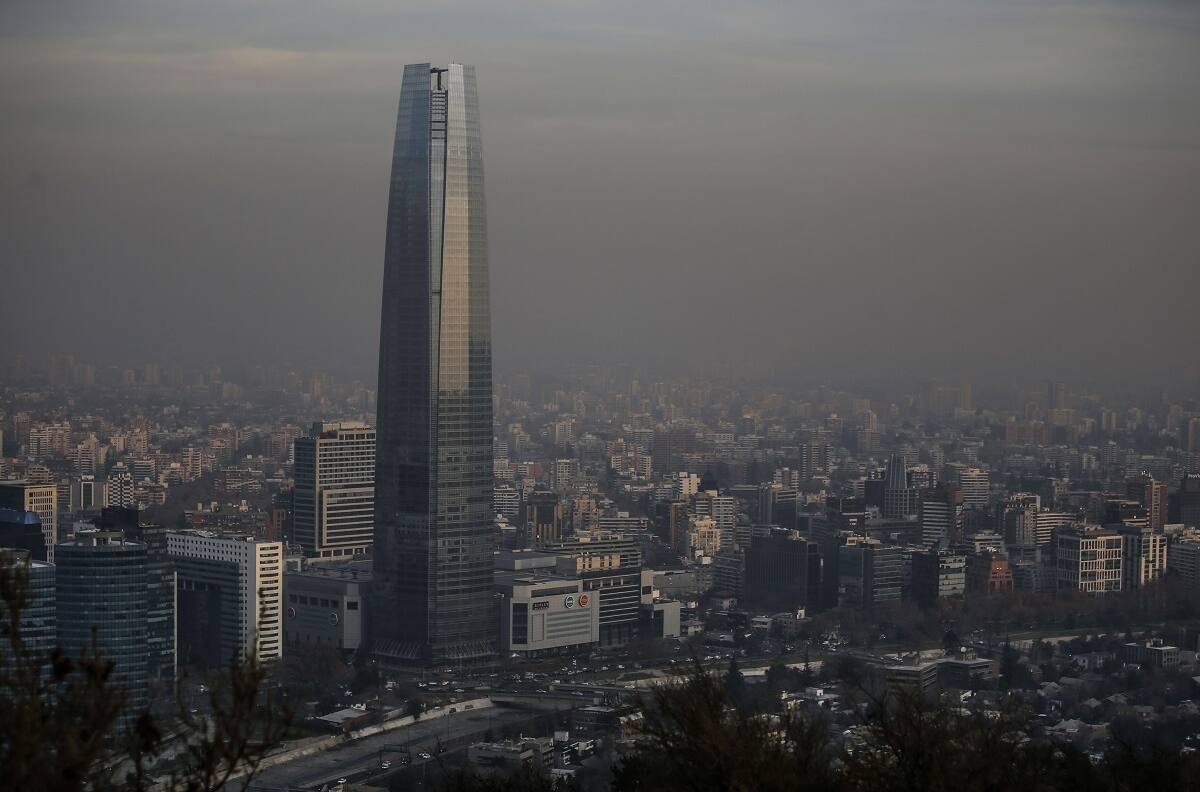 Decretan preemergencia ambiental para este martes en la Región Metropolitana: Revisa qué vehículos no podrán transitar
