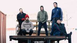 "Vuela Vuela" es el nuevo cover de Ases Falsos