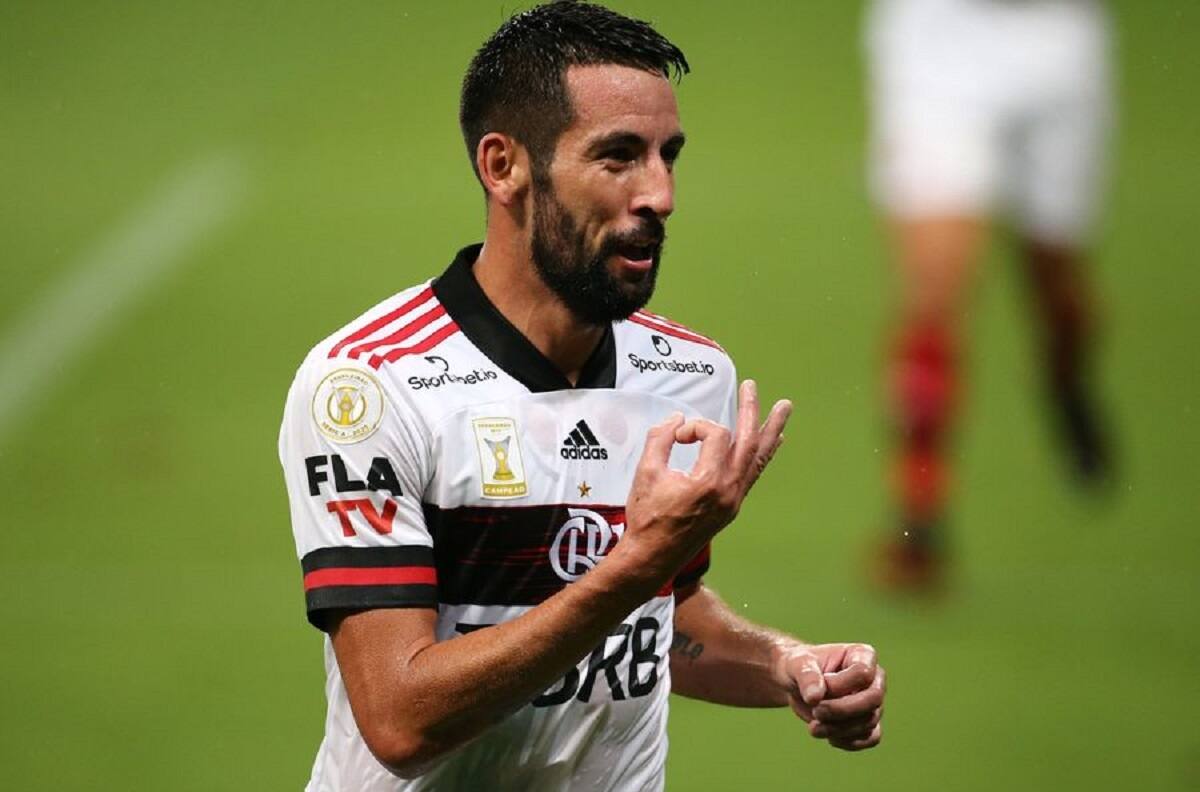 Mauricio Isla se sumó a un selecto grupo de chilenos que han logrado el título del Brasileirao