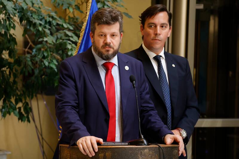 El candidato presidencial y su vocero de campaña realizaron varios dichos polémicos respecto a la dictadura militar, lo que podría causar serias sanciones contra su partido. Créditos: Raul Zamora/Aton Chile.