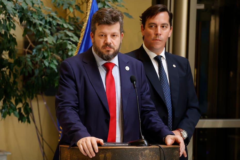 El candidato presidencial y su vocero de campaña realizaron varios dichos polémicos respecto a la dictadura militar, lo que podría causar serias sanciones contra su partido. Créditos: Raul Zamora/Aton Chile.