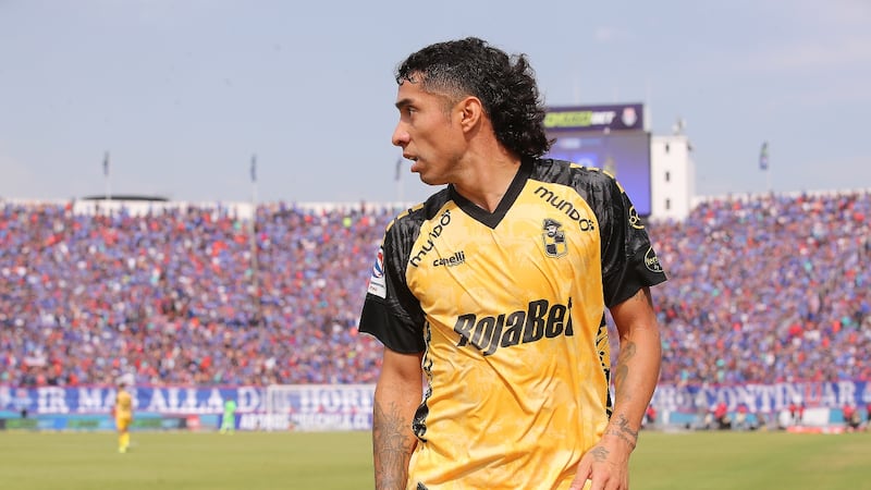 “Cabral va a la U y no a Colo Colo”: Lanzan bombita por el caso de la figura del fútbol chileno 