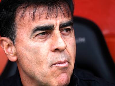 Luego del NO a Colo Colo: este gigante sudamericano busca fichar a Gustavo Quinteros