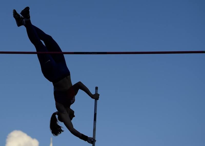 El salto con garrocha puede resultar una prueba atlética que rinda positivos frutos financieros.