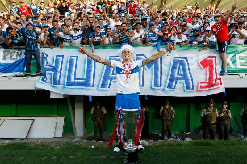 celebrando en Temuco uno de los títulos que ganó con Universidad Católica (Foto: Aton)