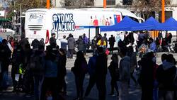 COVID-19: quejas y críticas en redes sociales por colapso en vacunatorio móvil de Estación Mapocho