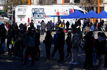 COVID-19: quejas y críticas en redes sociales por colapso en vacunatorio móvil de Estación Mapocho