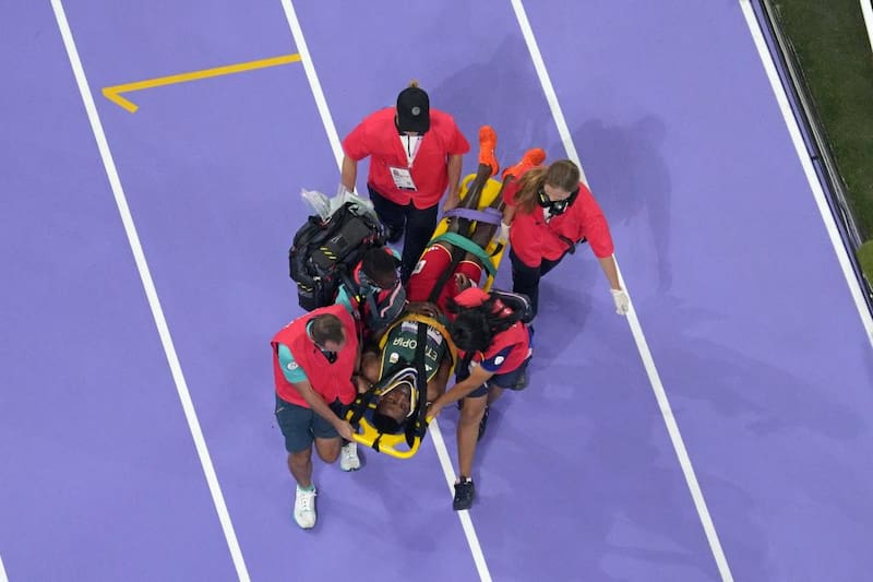 Lamecha Grima se retira en camilla.