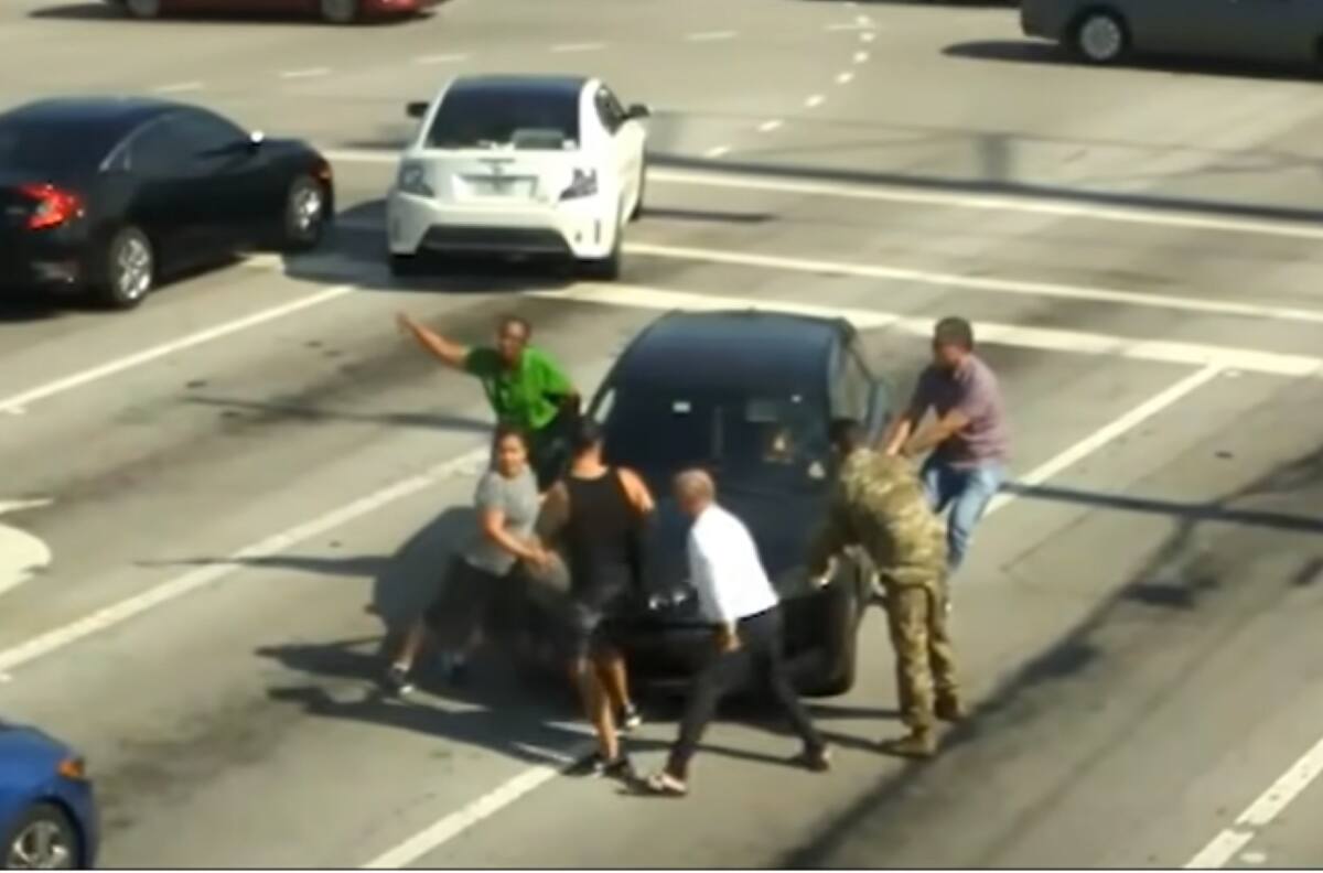 VIDEO | ¡Sorprendente! Transeúntes logran frenar auto sin control: Conductora se había desmayado