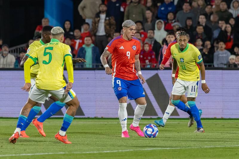 Carlos Palacios en el partido de la Selección Chilena ante Brasil en el Estadio Nacional.