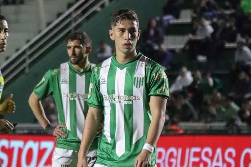 es un delantero argentino de abuela chilena.