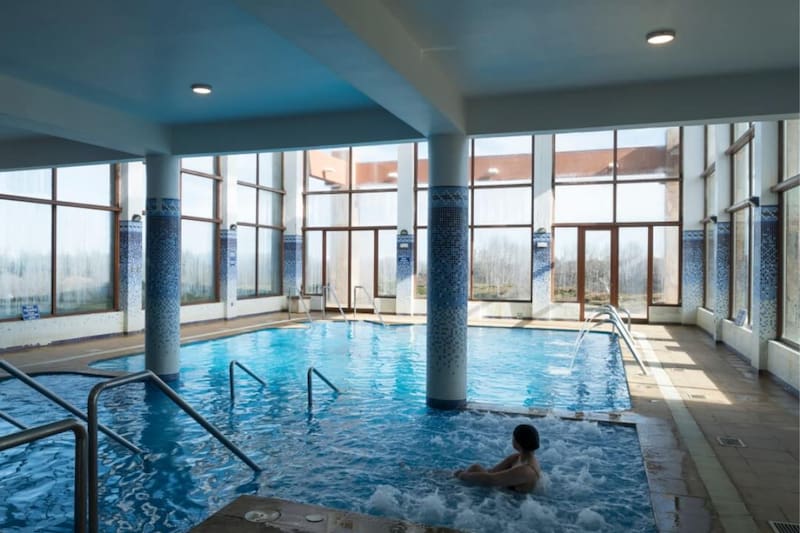 Cada recinto cuenta con distintas comodidades para sus visitantes, como piscinas temperadas, saunas, restaurantes y servicio de desayuno, entre otras. Créditos: Caja Los Andes.