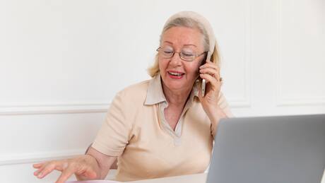 Entel ofrece planes de telefonía móvil a $3.990 mensuales para adultos mayores: Estos son los únicos DOS requisitos