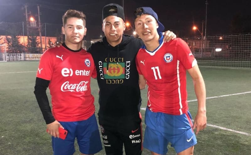 Eduardo Vargas junto a su primo, Emanuel (a la derecha).