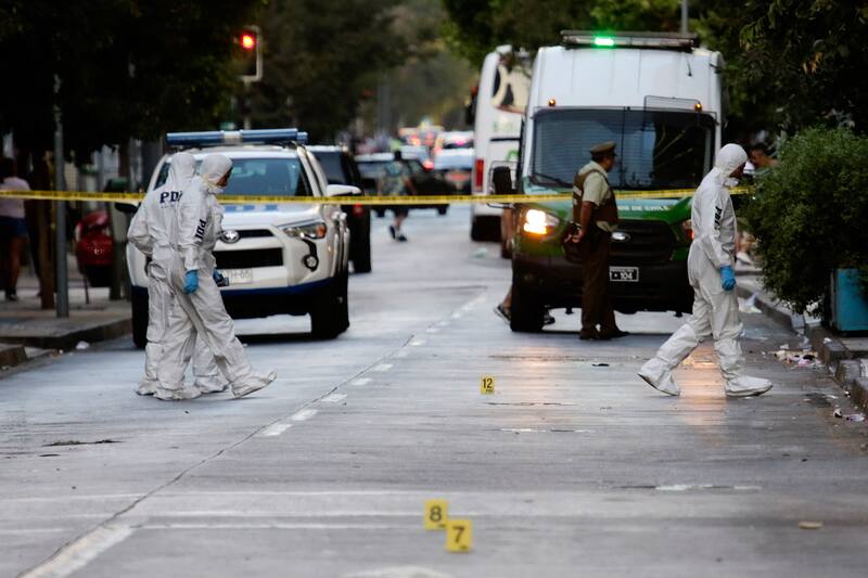El cuerpo del hombre fue encontrado en plena calle en el barrio Bellavista de Providencia. Créditos: ATON (imagen referencial).
