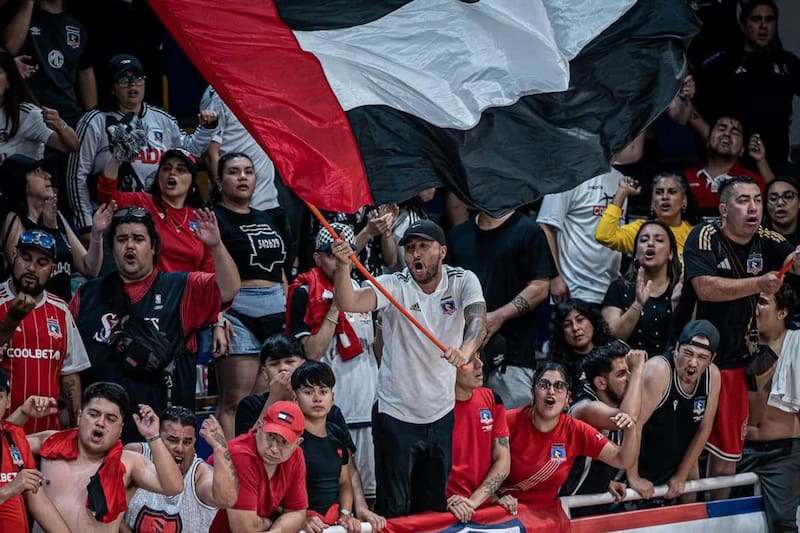 El Club Social deberá pagar millonarias multas por el comportamiento de hinchas en el partido frente a Colegio Los Leones. Foto: Colo Colo Básquetbol
