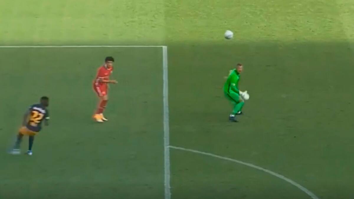 El increíble error del arquero del Salzburgo que significó el empate del Liverpool