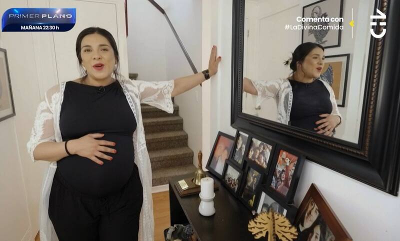 Karol Cariola recibió a sus invitados en la casa de su madre. Créditos: Captura CHV