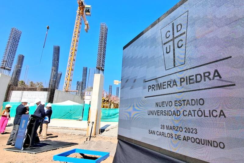 La colocación de la primera piedra en el nuevo estadio de la UC.