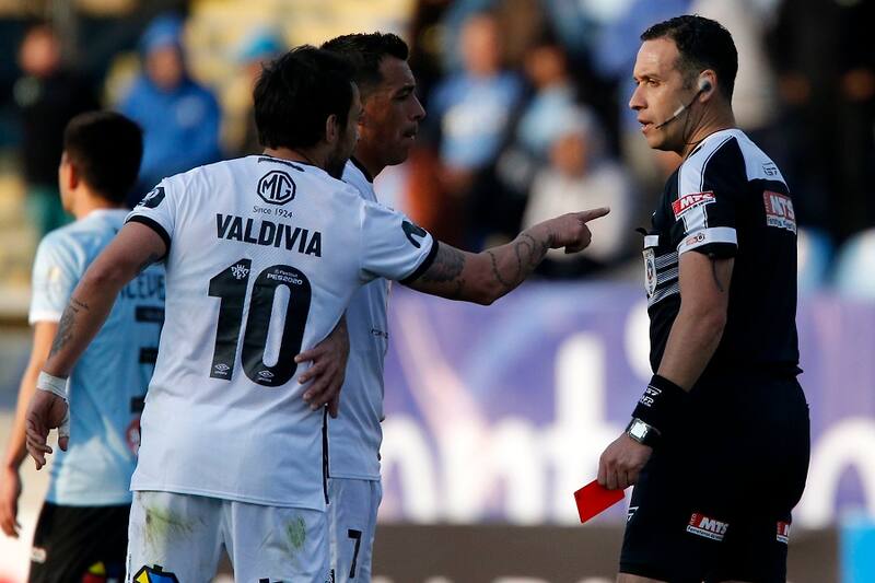 Futbol, O'Higgins vs Colo Colo
Tercera fecha, segunda rueda, campeonato Nacional 2019
El arbitro Angelo Hermosilla le muestra tarjeta roja al jugador de Colo Colo Jorge Valdivia durante el partido de primera division contra O'Higgins disputado en el estadio El Teniente de Rancagua, Chile.
11/08/2019
Andres Pina/Photosport
Football, O'Higgins vs Colo Colo
Third date, second round, National Championship 2019
Referee Angelo Hermosilla shows the red card to Colo Colo's player Jorge Valdivia during the first division match against O'Higgins held at the El Teniente stadium in Rancagua, Chile.
11/08/2019
Andres Pina/Photosport