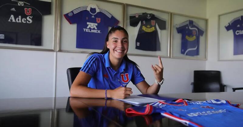 en su presentación como nueva jugadora de la Universidad de Chile. Foto: @udechilefem en X
