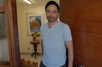 Con figuras históricas y superhéroes: Así es la casa de Rodolfo Carter