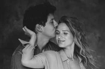 Con show de malabarismo y DJ en vivo: Mayte Rodríguez y Camilo Figueroa inauguraron sus tiendas en Maitencillo