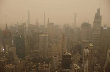 VIDEO | Nueva York se oscurece: Humo procedente de los incendios de Canadá alerta a la “Gran Manzana”