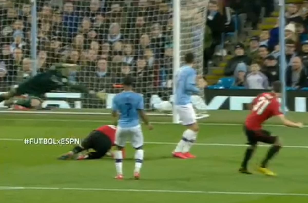 Matic sacó un latigazo para romper el arco de Claudio Bravo en el City