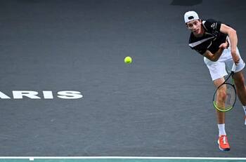 ¡Sorpresa en el Masters de París! Ugo Humbert venció a Stefanos Tsitsipas y se metió en octavos