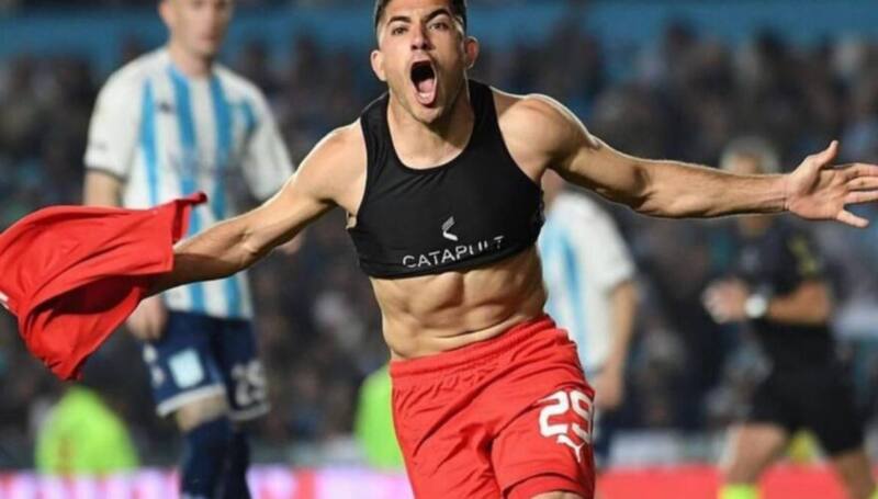 celebrando con la camiseta de Independiente.