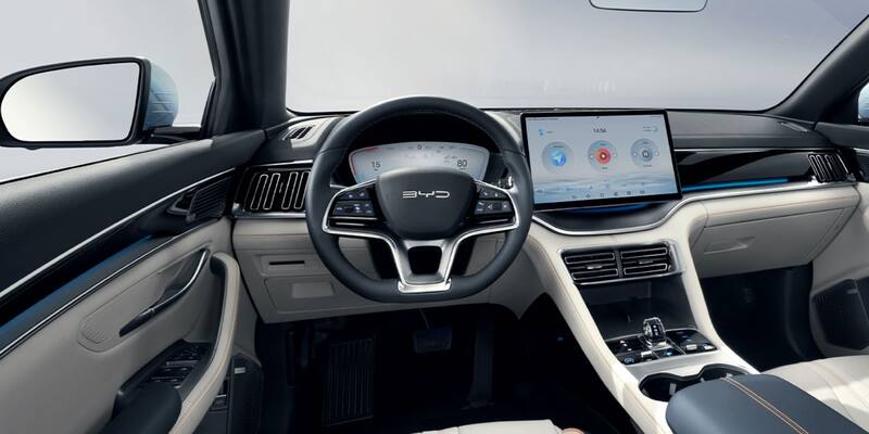 El periodista mostró su camioneta BYD.