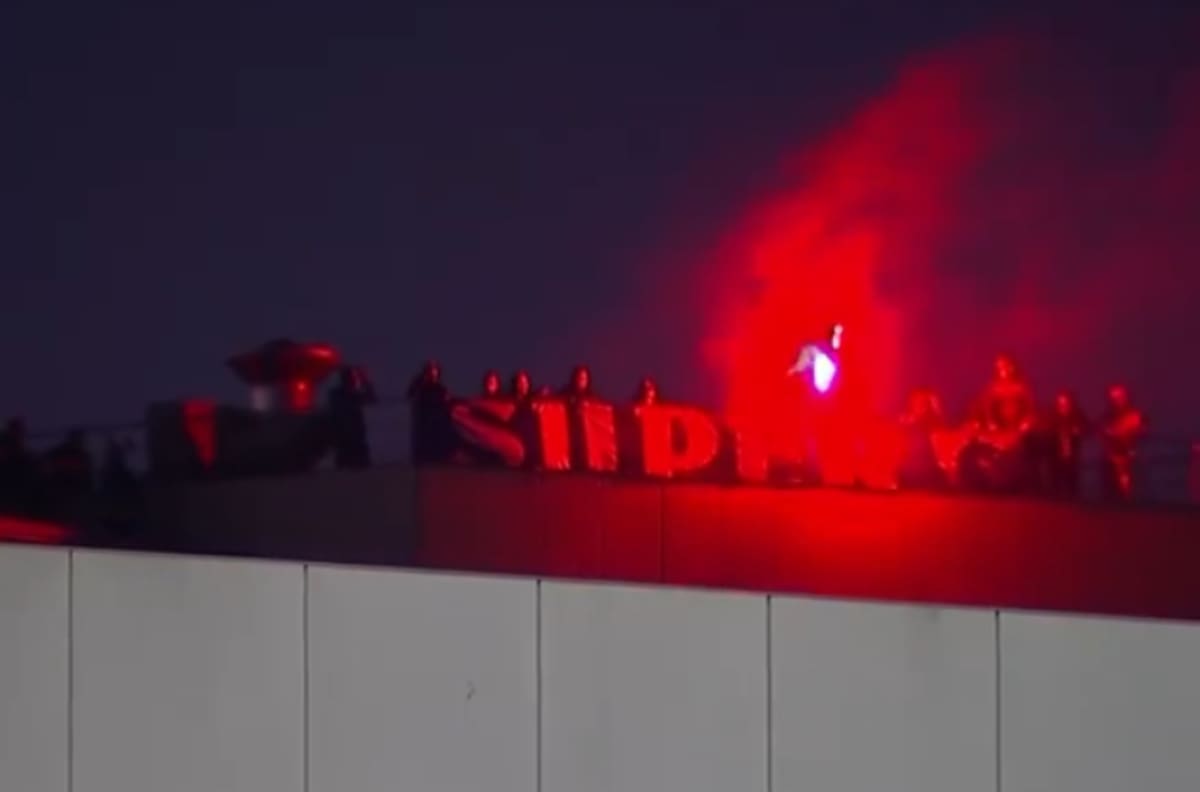 Hinchas del Porto incumplieron reglas sanitarias y se subieron al techo del Estadio do Dragao