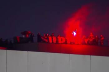 Hinchas del Porto incumplieron reglas sanitarias y se subieron al techo del Estadio do Dragao