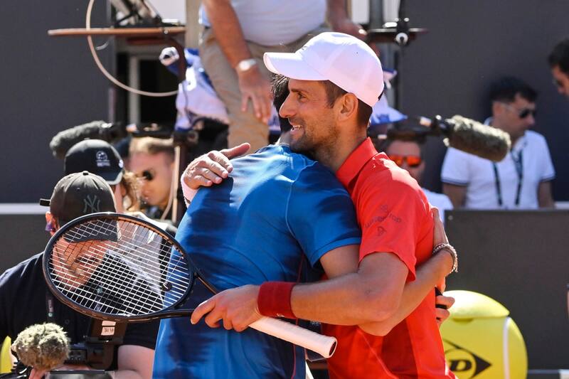 Alejandro Tabilo junto a Novak Djokovic en el Masters 1000 de Roma.