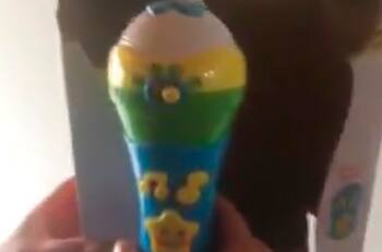 Viral: Clienta reclama por grosero sonido de micrófono de juguete