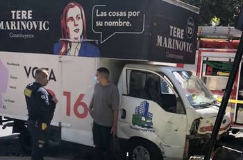 Camión de campaña de Tere Marinovic protagonizó choque: intentaron tapar propaganda