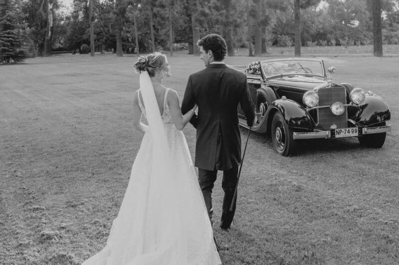 El auto clásico en el matrimonio de Joaquín Niemann / foto: instagram @titihellema