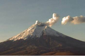VIDEO | Erupción volcánica en Ecuador: El Volcán Cotopaxi lanza columnas de humo y ceniza