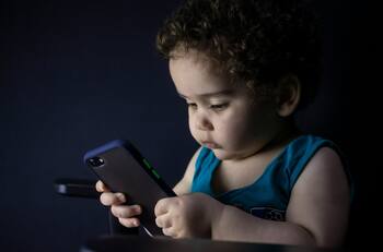 ¿A qué edad reciben su primer celular y cuáles son las redes que más visitan los niños en Chile?