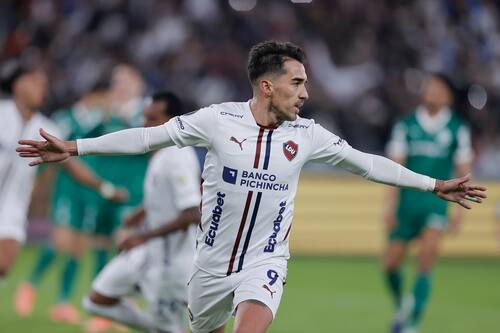 Lisandro Alzugaray de LDU Quito celebra un gol este jueves, en un partido de semifinal de la Copa Libertadores. Foto: EFE.