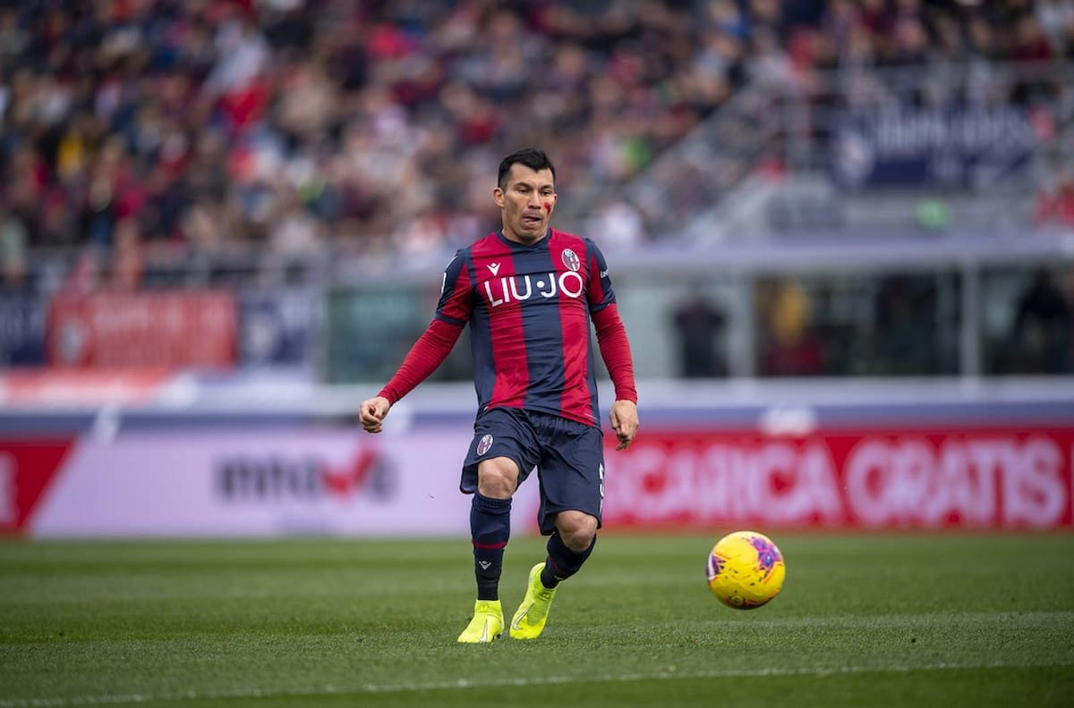 Plantel del Bologna de Gary Medel renunció a su sueldo por un mes