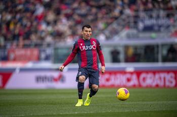 Plantel del Bologna de Gary Medel renunció a su sueldo por un mes