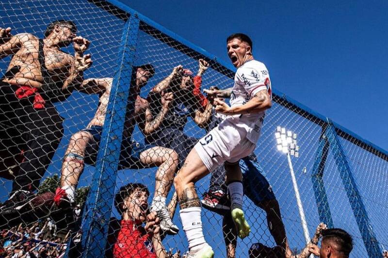 gritando un gol con la hinchada de Nacional de Montevideo.