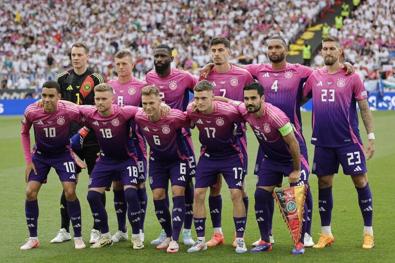 Alemania y su insólita camiseta color rosada para disputar la Eurocopa. Foto: EFE.