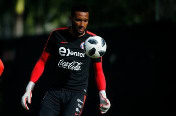 Líder y rumbo el ascenso: La gran revancha en el fútbol inglés de olvidado seleccionado chileno