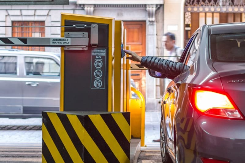 Conoce cuánto cobran por hora y en qué calles se ubican.