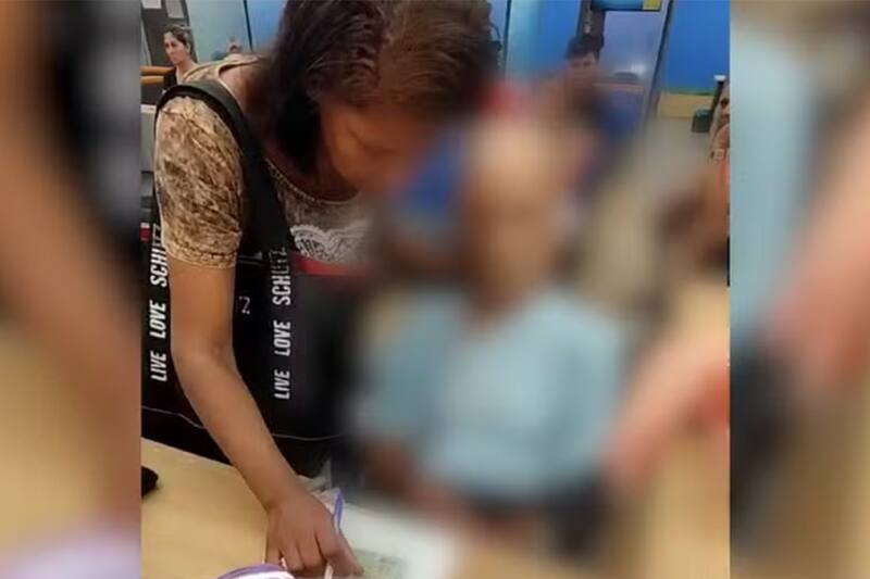 La mujer fue detenida. Captura Video.