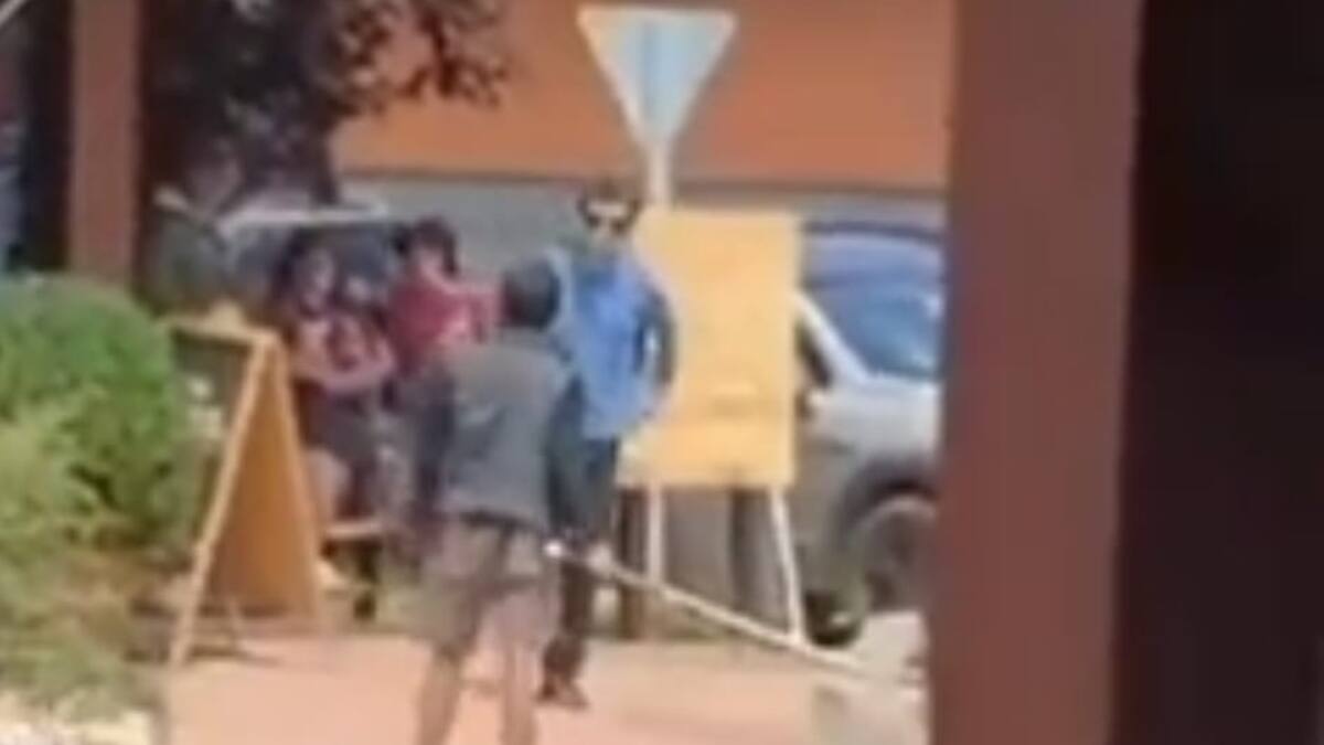 VIDEO | Con cuchillo y palos: Se registra violenta pelea en Panguipulli