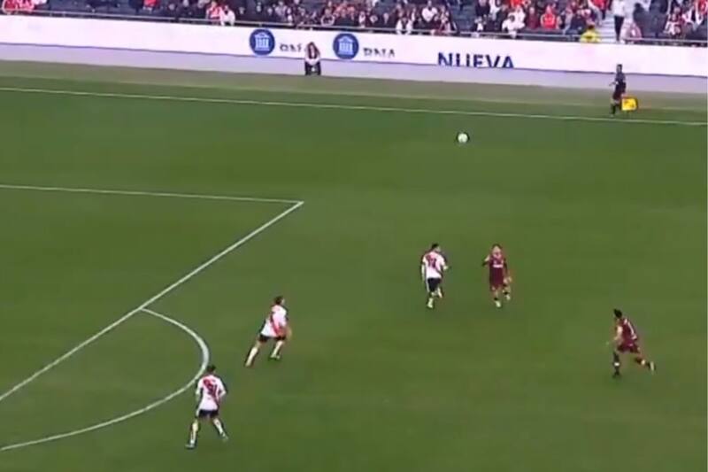 concedió un gol tras perder la pelota de vista.